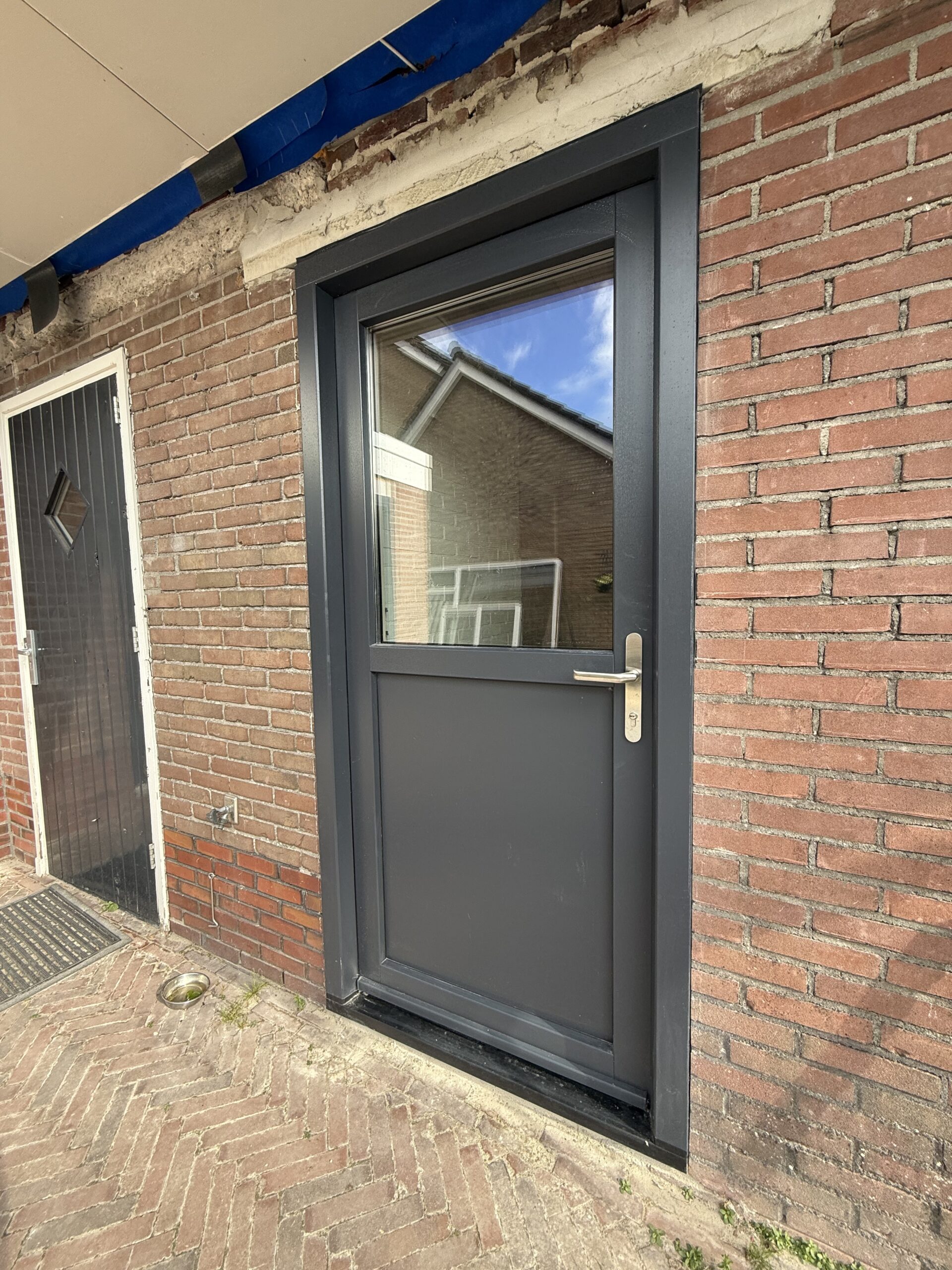 Achterdeur van kunststof geplaatst door kozijnenleveren. Kleur antraciet